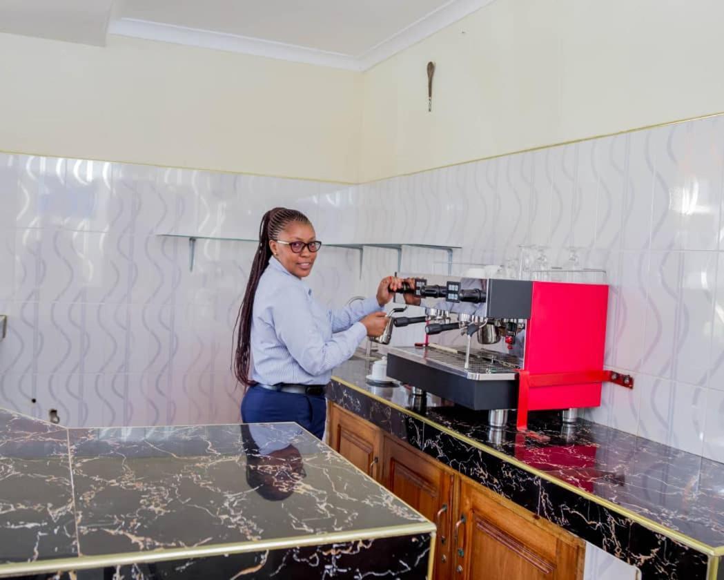 מושי Kilimanjaro Crane Hotel מראה חיצוני תמונה